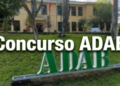 Letreiro ADAB em destaque sobre gramado com prédio ao fundo e texto Concurso ADAB