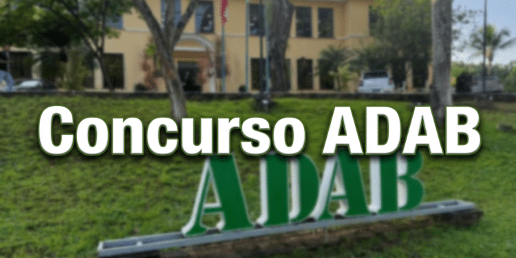 Letreiro ADAB em destaque sobre gramado com prédio ao fundo e texto Concurso ADAB
