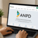 Especialista da ANPD trabalhando em escritório com computador sobre proteção de dados.