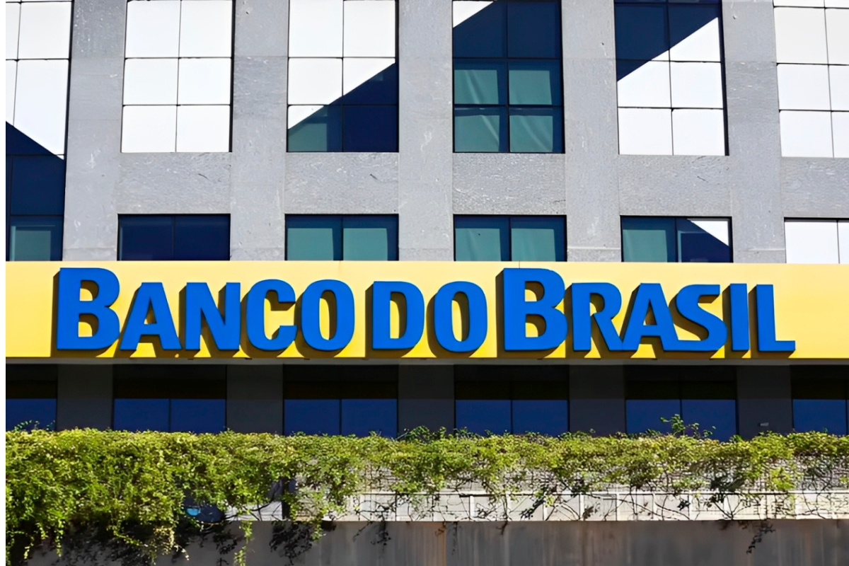 Concurso Banco do Brasil Letreiro Banco do Brasil em amarelo e azul na fachada de prédio comercial