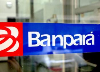 Adesivo do Banpará com logomarca vermelha e azul em vidro de porta