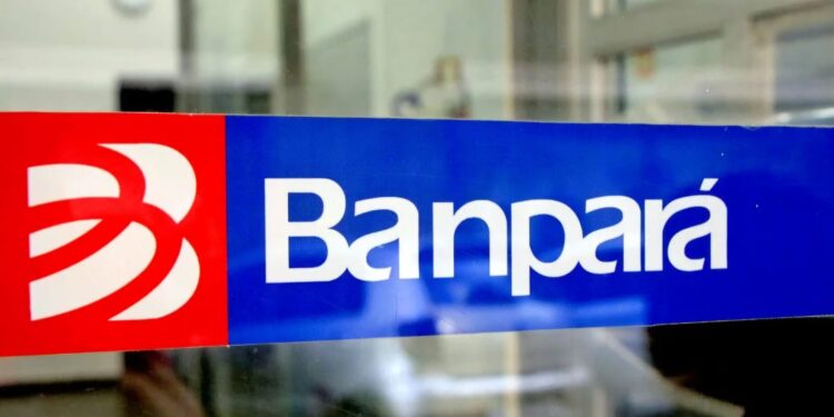 Adesivo do Banpará com logomarca vermelha e azul em vidro de porta