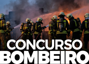 Grupo de bombeiros com equipamentos apaga incêndio intenso usando mangueiras de água