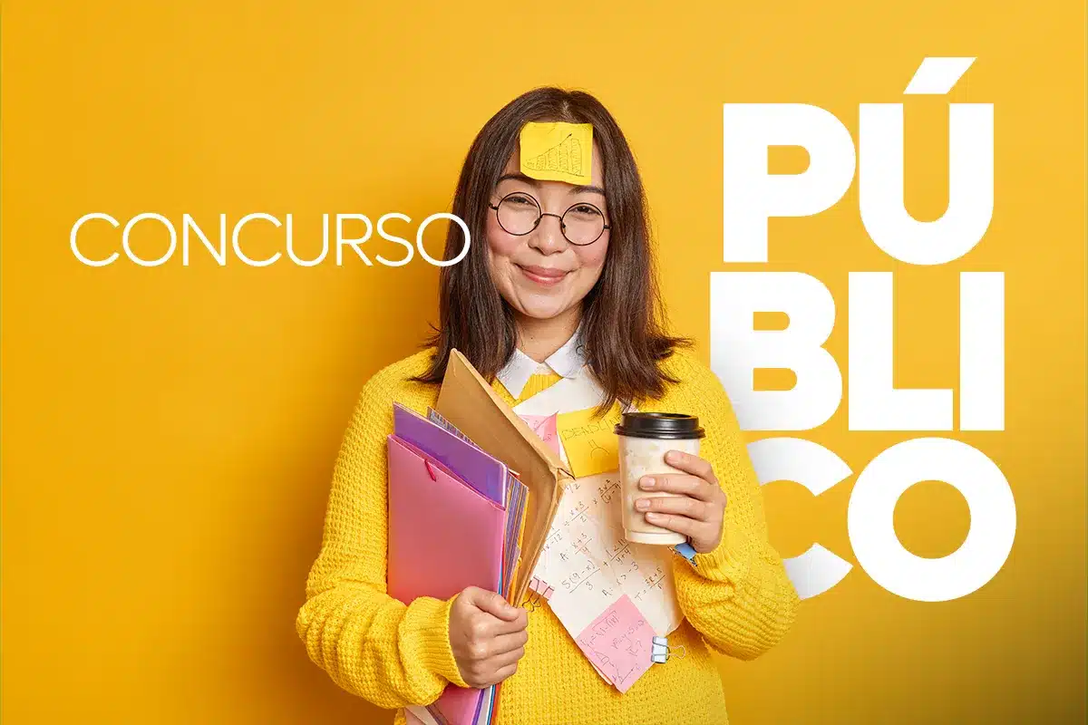 Convocação para provas de técnico e analista da Câmara dos Deputados. Candidata estudando com caderno e um copo de café na mão representando a convocação para as provas do concurso da Câmara dos Deputados.