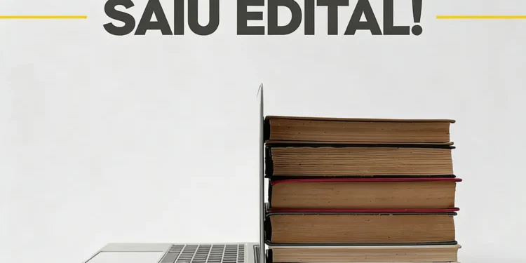Imagem de laptop ao lado de uma pilha de livros, com destaque para o anúncio 'SAIU EDITAL!' para concurso público da Prefeitura.