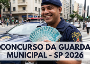 Guarda Municipal sorrindo mostra várias notas de R$ 100 em frente a viatura em avenida movimentada