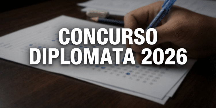 Mão preenchendo prova de concurso com caneta azul, sobre uma folha de teste, com texto 'Concurso Diplomata 2026' em destaque.