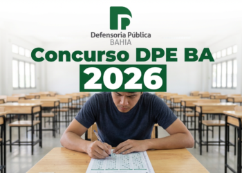 Jovem preenchendo cartão de respostas em sala vazia durante concurso público