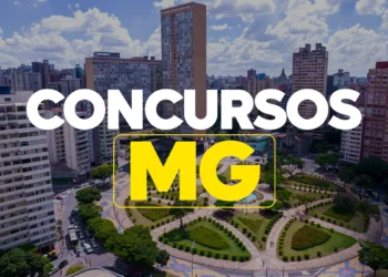 Vista aérea de praça urbana em Minas Gerais com prédios ao redor representando concursos públicos no estado