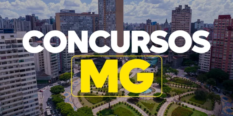 Vista aérea de praça urbana em Minas Gerais com prédios ao redor representando concursos públicos no estado