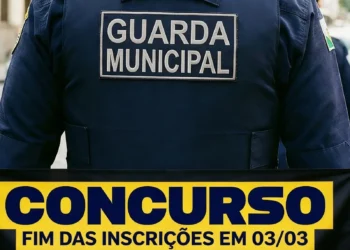 Uniforme da Guarda Municipal com anúncio de concurso e prazo de inscrição até 03/03.