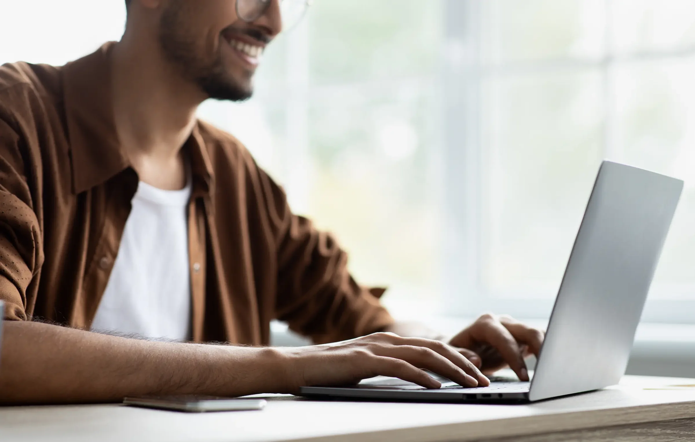 concurso da Prefeitura de Gramado Homem representando o processo de inscrição para o concurso da Prefeitura de Gramado, utilizando um computador em ambiente claro e moderno.