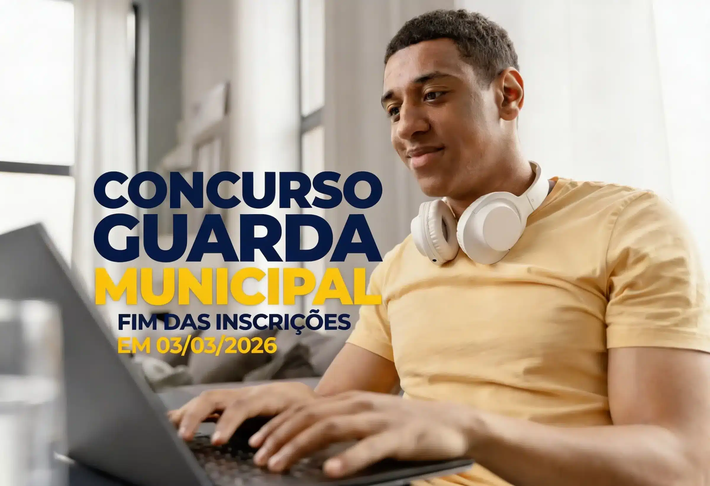 Concurso Guarda Municipal Homem sorrindo enquanto acessa o site para inscrição no Concurso Guarda Municipal, com data de inscrição até 3 de março de 2026.