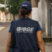 Recenseador do IBGE caminhando em rua residencial com uniforme durante coleta de dados para o Censo Agropecuário, Florestal e Aquícola.