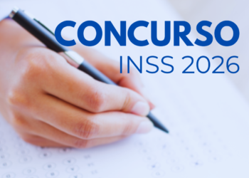 Pessoa marca alternativas em folha de prova com caneta esferográfica preta