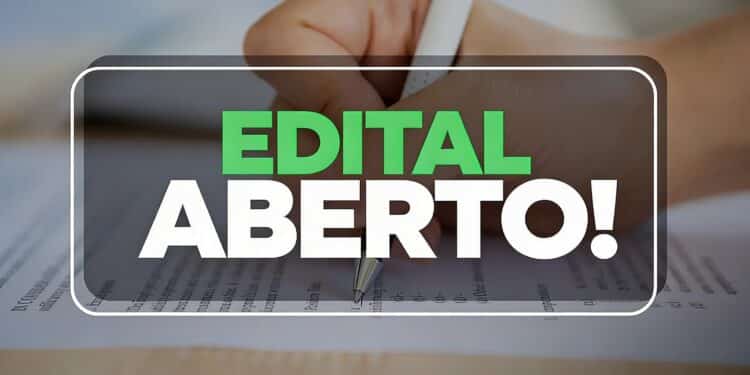 Texto "Edital Aberto" sobre formulário sendo preenchido à mão, representando concurso com vagas para Psicólogo, Dentista e Agente de Defesa Civil com inscrições abertas até 26 de fevereiro.