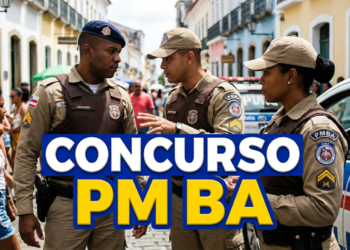 Três policiais militares conversam em rua movimentada de Salvador ao lado de viatura