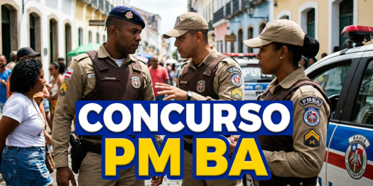 Três policiais militares conversam em rua movimentada de Salvador ao lado de viatura