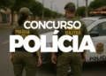 Dois policiais militares de costas, um homem e uma mulher, vestindo fardamento operacional verde-oliva com a inscrição "POLÍCIA MILITAR" em letras amarelas. Eles estão parados ao lado de uma viatura branca caracterizada. Sobreposta à imagem, há a palavra "POLÍCIA" em letras brancas grandes e "CONCURSO" em letras menores.