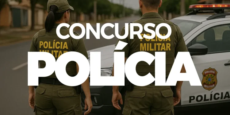 Dois policiais militares de costas, um homem e uma mulher, vestindo fardamento operacional verde-oliva com a inscrição "POLÍCIA MILITAR" em letras amarelas. Eles estão parados ao lado de uma viatura branca caracterizada. Sobreposta à imagem, há a palavra "POLÍCIA" em letras brancas grandes e "CONCURSO" em letras menores.