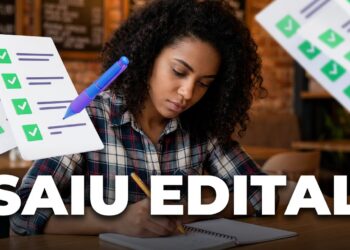 Mulher concentra-se escrevendo em caderno, cercada por ilustrações de listas de tarefas marcadas