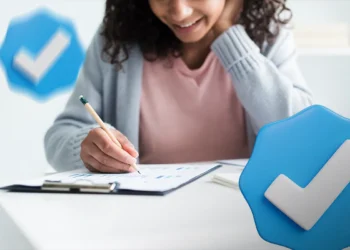 Mulher sorridente preenchendo documento com lápis e ícones de verificação representando inscrição em concurso