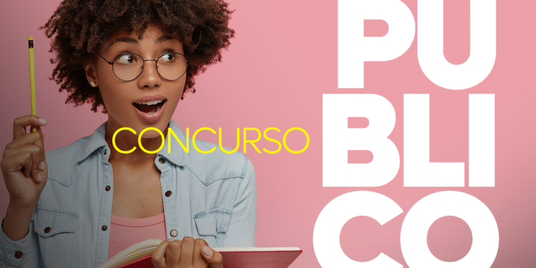 Mulher de óculos segurando lápis e caderno olha surpresa ao lado da palavra "Concurso Público" em destaque