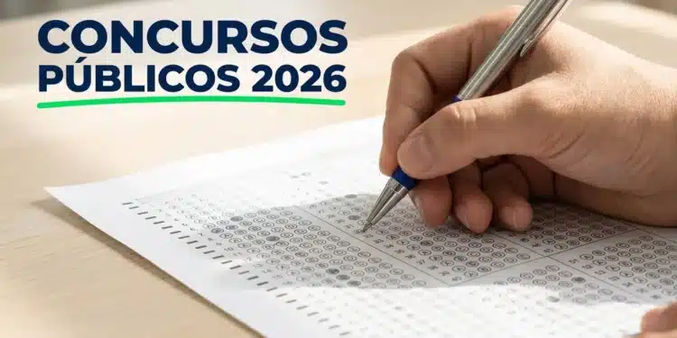 Pessoa preenchendo o cartão de respostas para o concurso público do IBGE 2026.