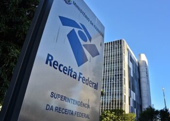 Placa da Superintendência da Receita Federal com logotipo do Ministério da Fazenda em frente ao edifício sede em Brasília