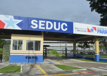 Portaria da SEDUC com guarita, placas, cachorro deitado e letreiros do Governo do Pará