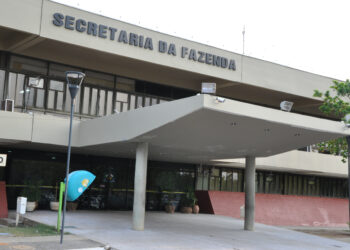 Fachada principal do prédio da Secretaria da Fazenda com área coberta e letreiro em destaque.