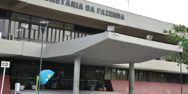 Fachada principal do prédio da Secretaria da Fazenda com área coberta e letreiro em destaque.