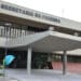 Fachada principal do prédio da Secretaria da Fazenda com área coberta e letreiro em destaque.