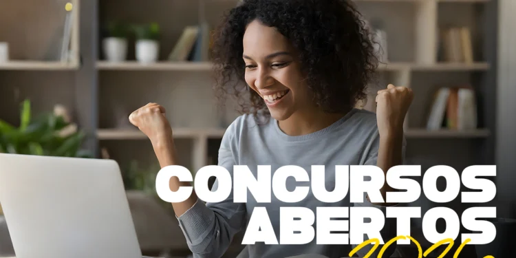 Jovem comemorando em frente ao notebook com texto concursos abertos 2026 representando oportunidades em prefeituras com inscrições encerrando.