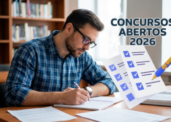 Homem escrevendo em caderno sobre mesa com folhas e livros, ao lado de ilustração de provas e caneta
