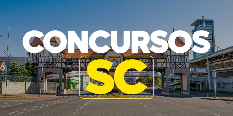 Estrutura típica alemã de Blumenau com letreiro sobre concursos SC ao fundo