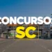 Estrutura típica alemã de Blumenau com letreiro sobre concursos SC ao fundo