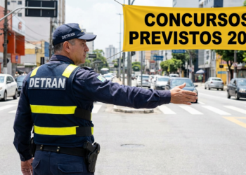 Agente do Detran faz sinalização em rua movimentada com faixa de concursos previstos 2026