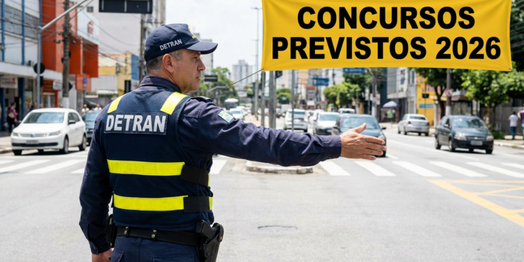 Agente do Detran faz sinalização em rua movimentada com faixa de concursos previstos 2026