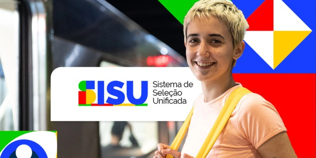 Convocação da lista de espera do Sisu pelas instituições Candidata sorrindo ao lado da identidade visual do Sisu, representando a convocação na lista de espera pelas universidades.