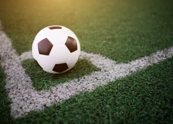 Bola de futebol no gramado representando a Copa do Mundo 2026 e o cronograma oficial do torneio