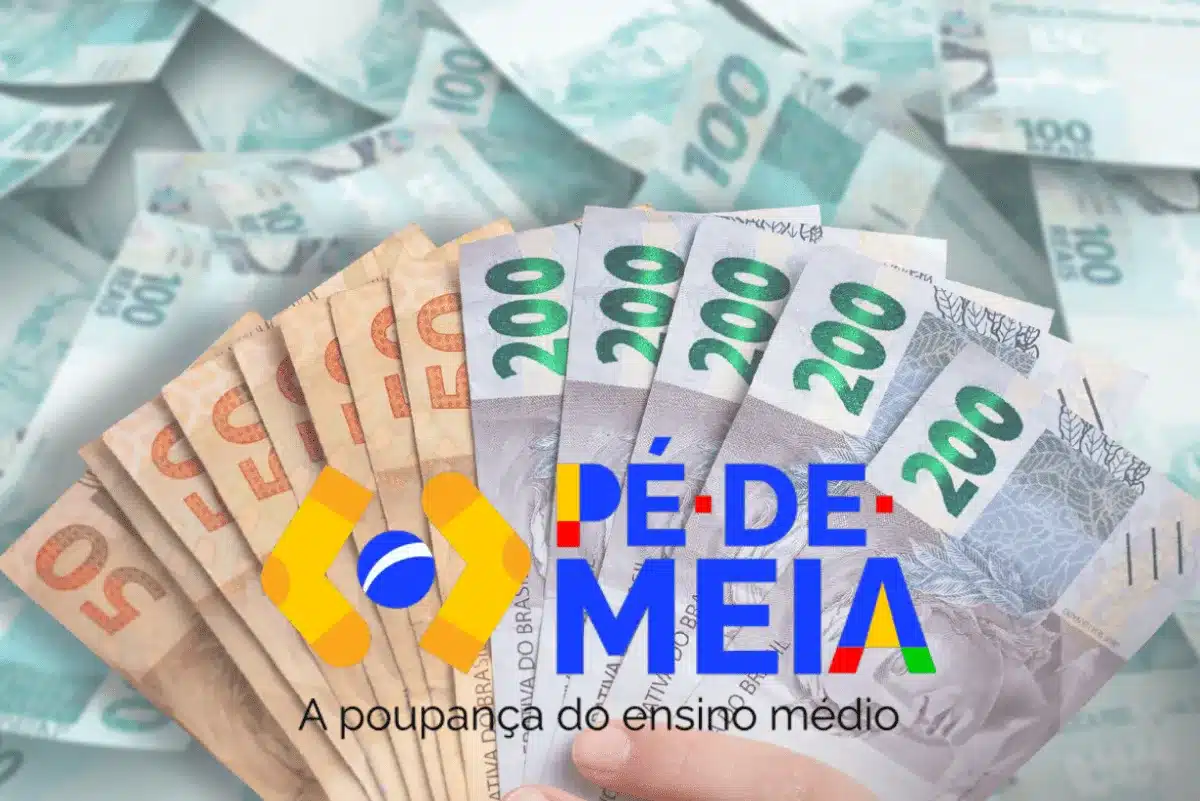 Programa Pé-de-Meia – Pagamento de R$ 1.200 para estudantes Notas de real seguradas na mão representando pagamento de R$ 1.200 do programa Pé-de-Meia para estudantes do ensino médio público