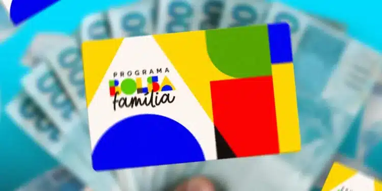 Cartão do Bolsa Família exibido sobre notas de dinheiro representando saque de até R$ 1.000 para beneficiários com NIS final 8, 9 e 0