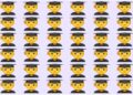 Desafio visual com diversos emojis de formandos alinhados com um emoji diferente entre eles