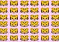 Desafio visual com linhas de emojis de tigrinho sobre fundo rosa, um deles diferente entre os iguais