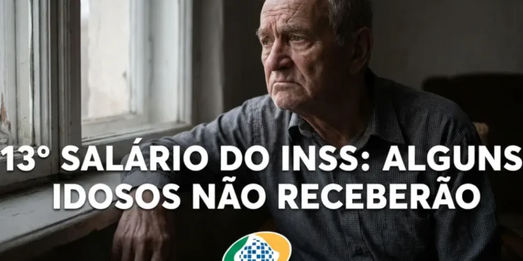 Idoso sentado próximo à janela, com expressão preocupada, mãos apoiadas