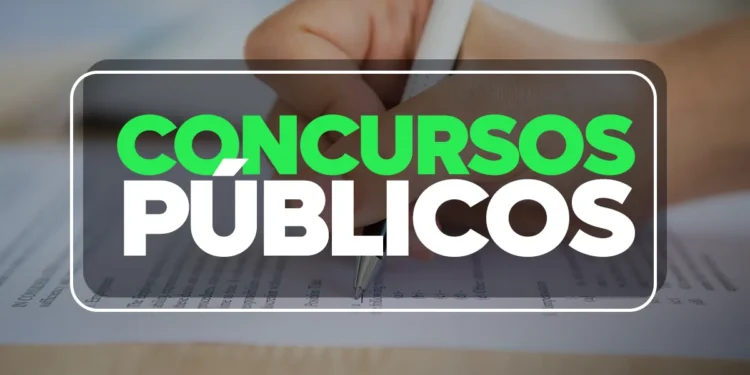 Imagem de candidato preenchendo prova ilustrando a convocação para exames do concurso da Câmara dos Deputados.