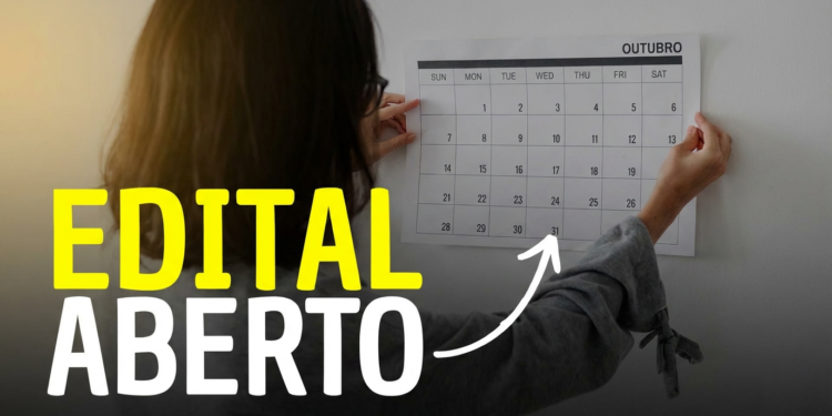 Mulher fixa calendário de outubro na parede destacando datas do edital aberto da prefeitura