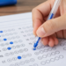 Pessoa marca respostas com caneta azul em folha de gabarito sobre mesa de madeira