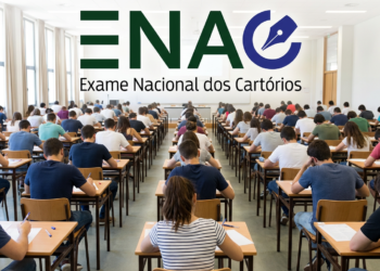 Grupo de candidatos sentados em carteiras escrevendo durante exame do Enac 2026